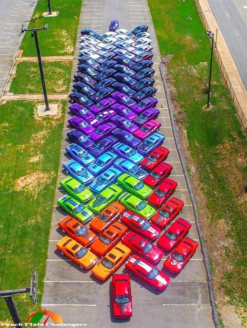 Regenboog van 76 Dodge Challengers