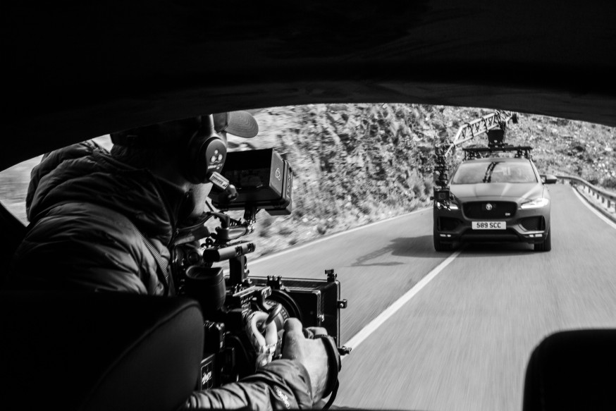 Jaguar F Pace en nieuwste Canon EOS-systeemcamera op topsnelheid
