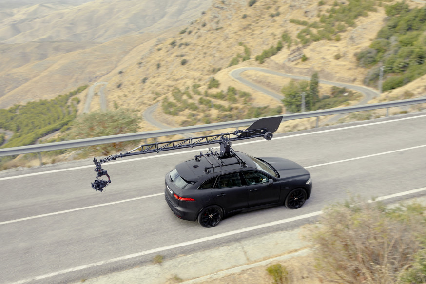 Jaguar F Pace en nieuwste Canon EOS-systeemcamera op topsnelheid