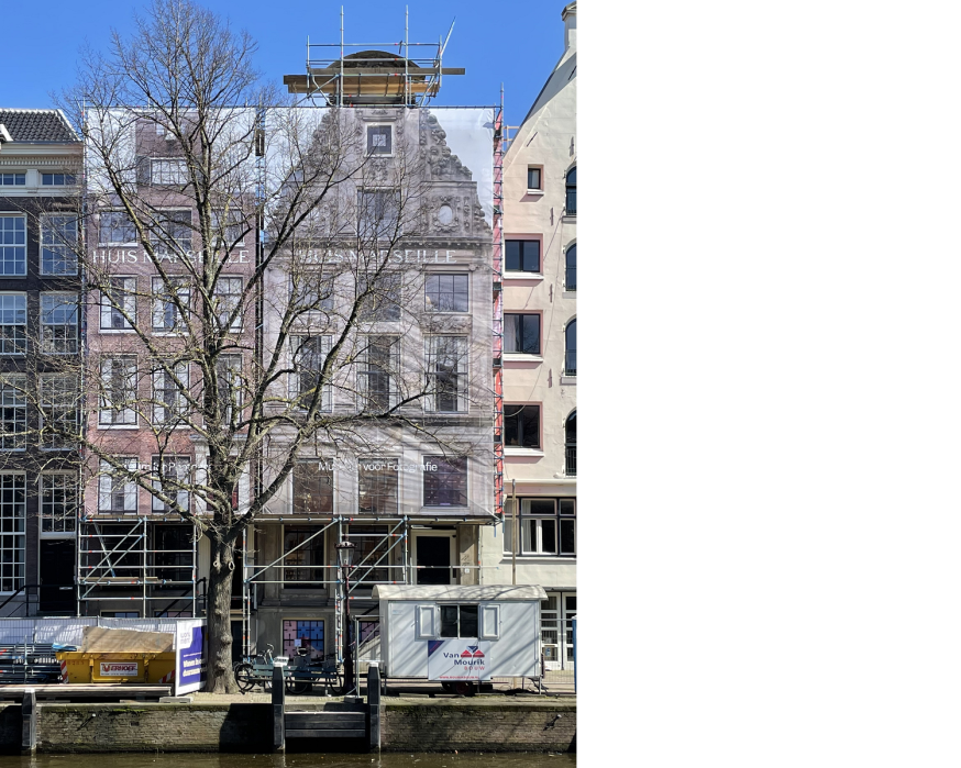 Huis Marseille in de steigers, met een geveldoek waarop de achterligende panden staan afgebeeld.
