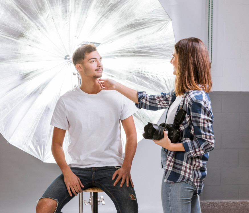 Afbeelding: Fotografe geeft aanwijzingen aan een model tijdens een studio-opname
