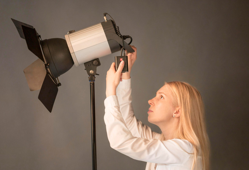 Afbeelding: Een eenvoudige studio-opstelling met één flitser voor portretfotografie