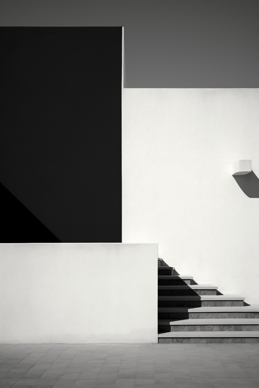 Afbeelding: Minimalistische zwart-wit architectuurfoto van een trap met harde grafische schaduwen en geometrische lijnen