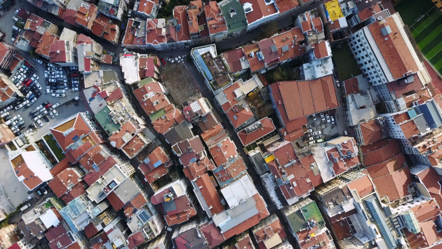 Afbeelding: Luchtfoto van direct bovenaf (nadir-perspectief) van dichtbebouwde stedelijke architectuur met herhalende rode daken in Istanbul, Turkije