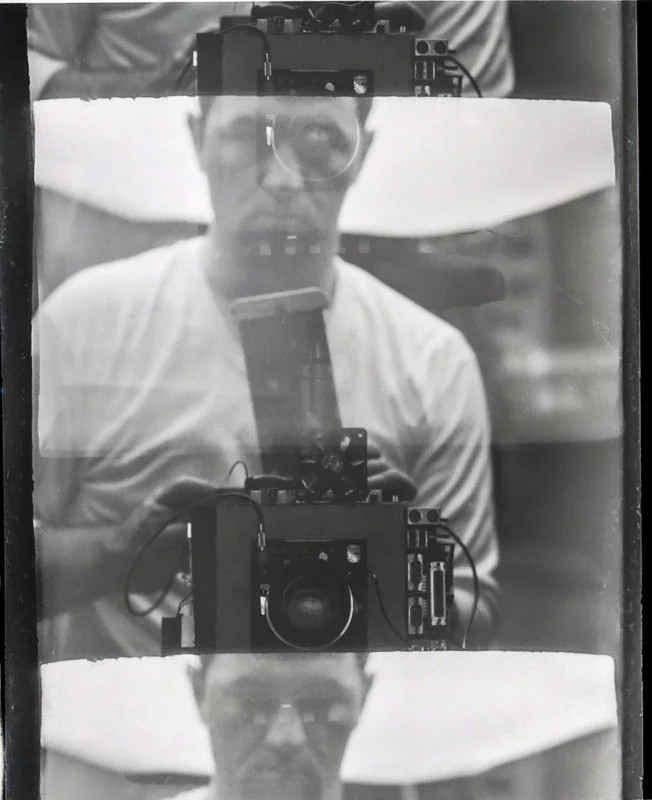 foto's gemaakt met camera gemaakt van kapotte computeronderdelen