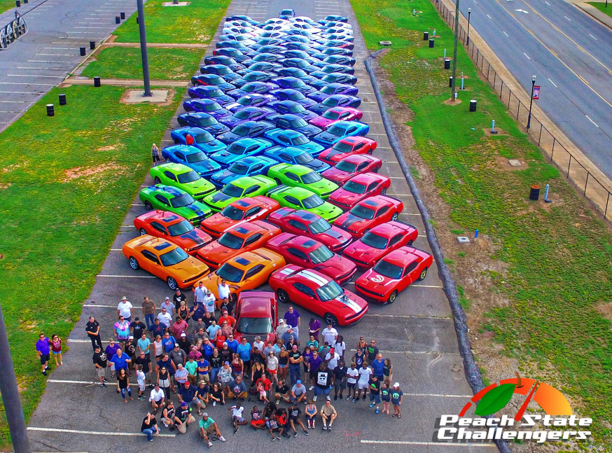 Regenboog van 76 Dodge Challengers