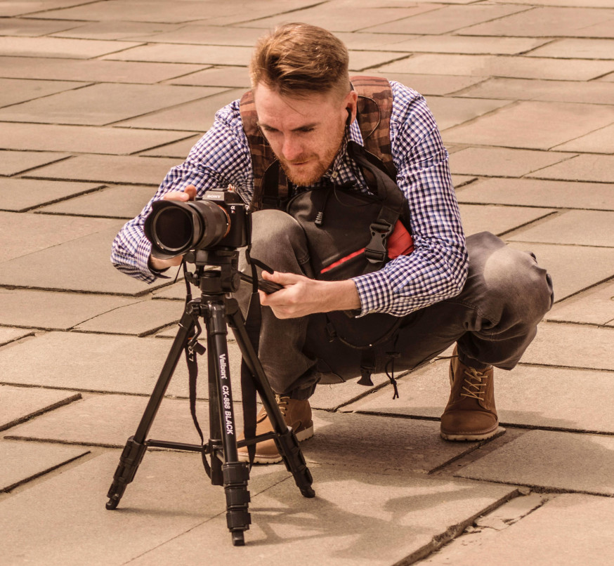 Afbeelding: ergonomie als fotograaf is erg belangrijk en goed bukken en je lichaam als statief gebruiken is een goed voorbeeld van dat effectief doen
