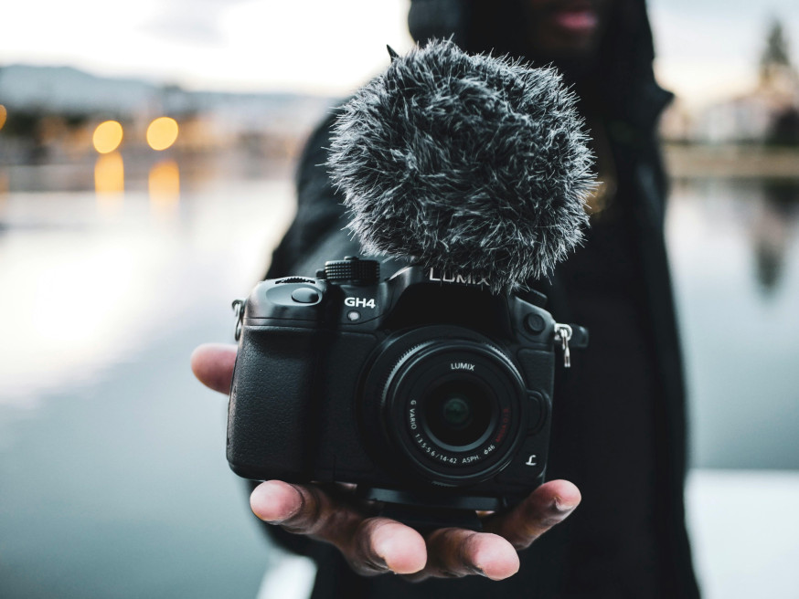 Panasonic Lumix GH4 camera met gemonteerde microfoon voorzien van furry cover, geschikt voor geluid opnemen bij video