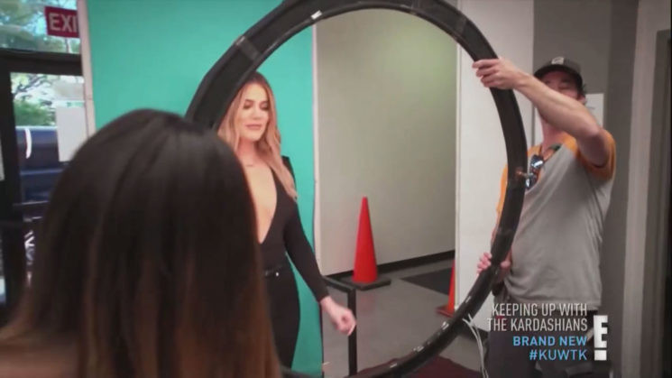 Khloe Kardashian belicht haar eigen rijbewijs foto