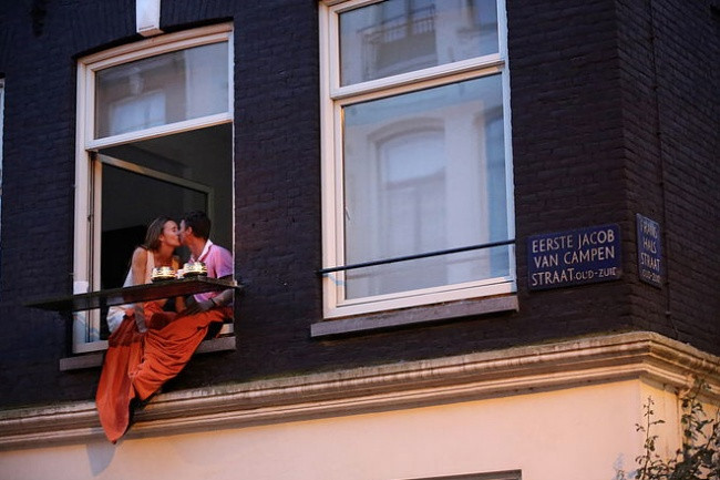 Fotograaf fotografeert duizend kussende mensen