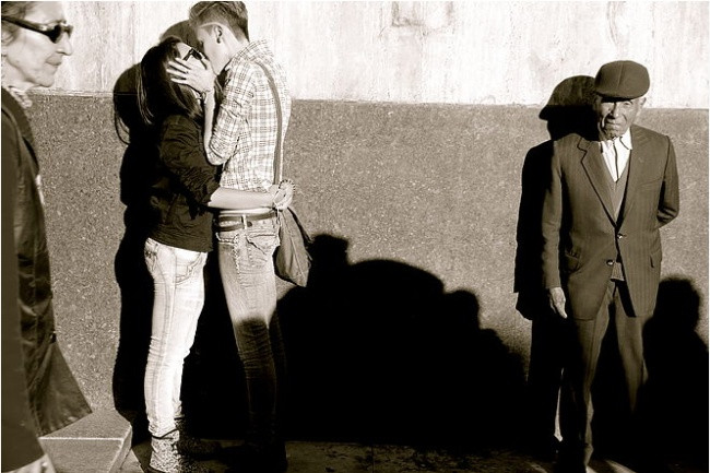 Fotograaf fotografeert duizend kussende mensen