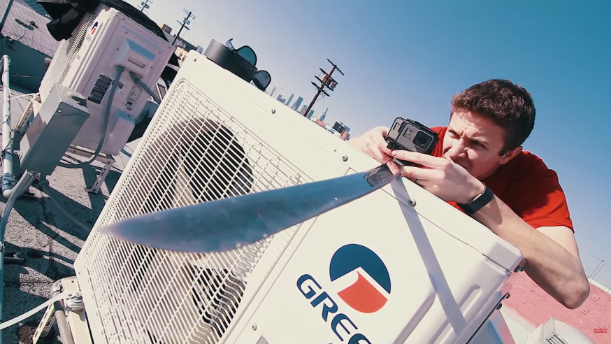 Echte Fruit Ninja met GoPro op zwaard