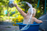 Water op modellen gooien in de studio