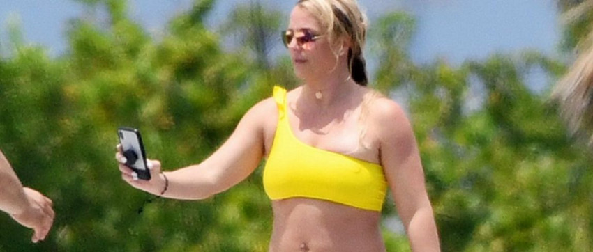 Britney Spears in bikini boos op paparazzi: 'ze maken mij dikker op foto's'