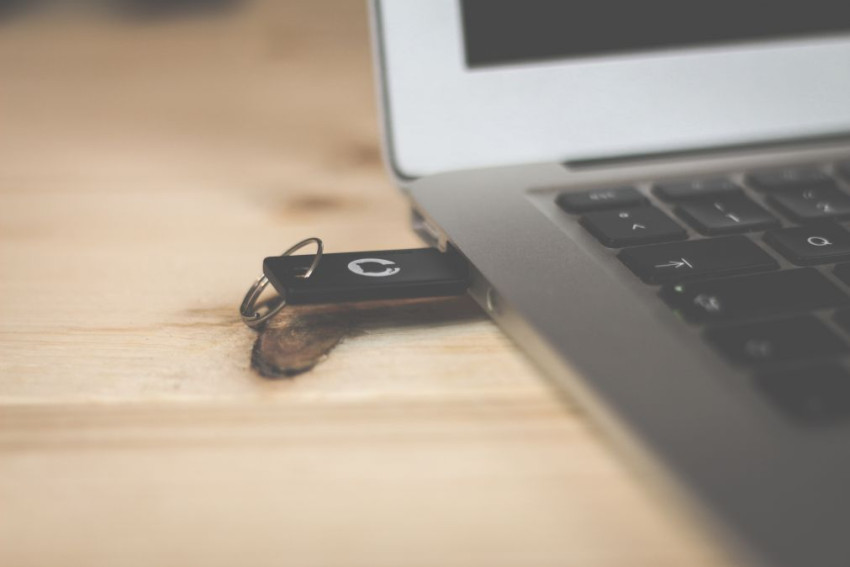 Moet je je USB (en SD!) kaart echt eerst uitwerpen voordat je hem loskoppelt?