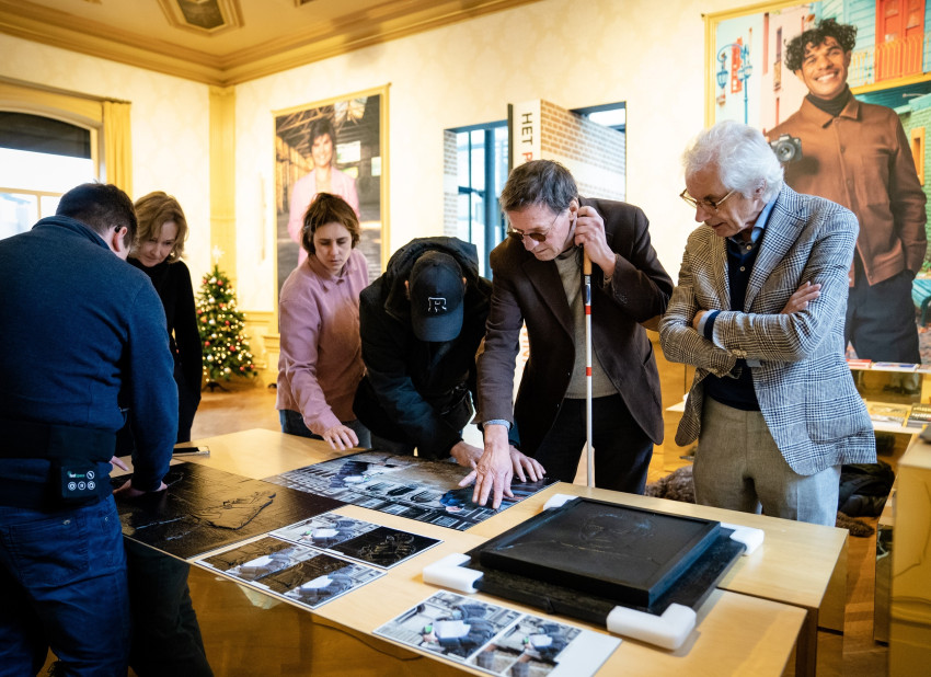 Stichting De Zilveren Camera maakt nieuwsfotografie toegankelijk voor blinden en slechtzienden