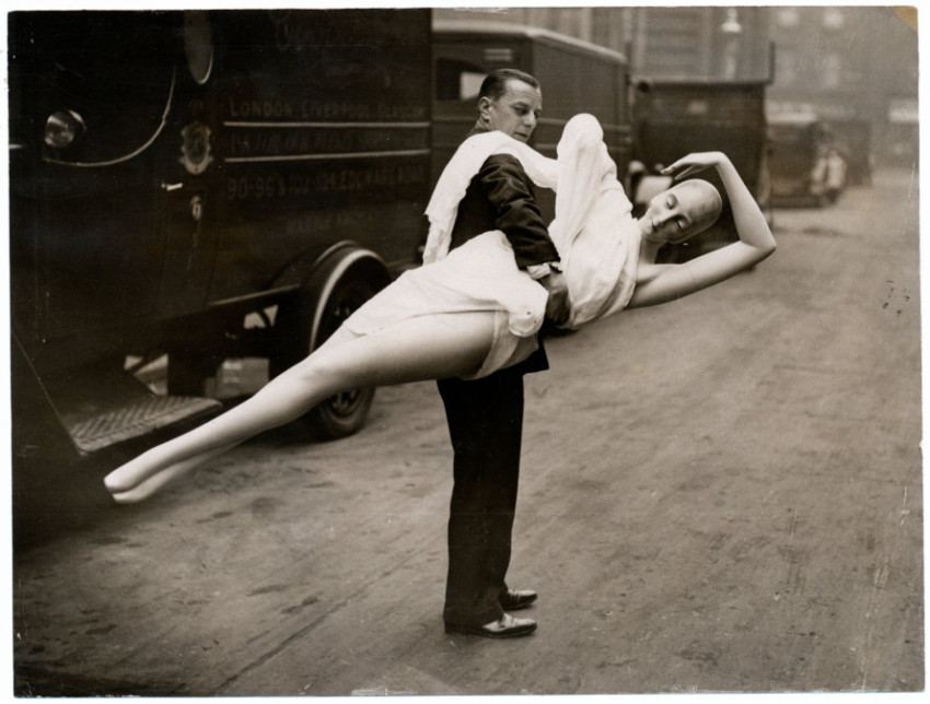 Huis Marseille presenteert Variétés met foto's van Man Ray, Berenice Abbott, Germaine Krull, Florence Henri en anderen