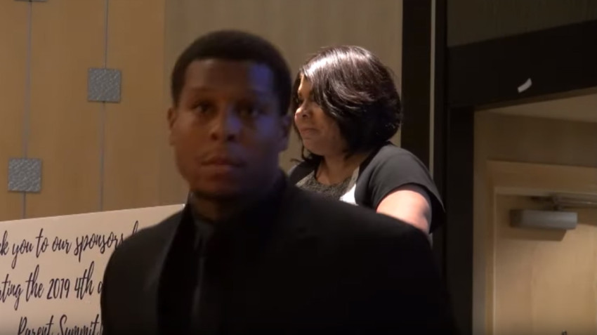 Bodyguard mishandelt en steelt camera fotograaf bij anti-trump speech. 