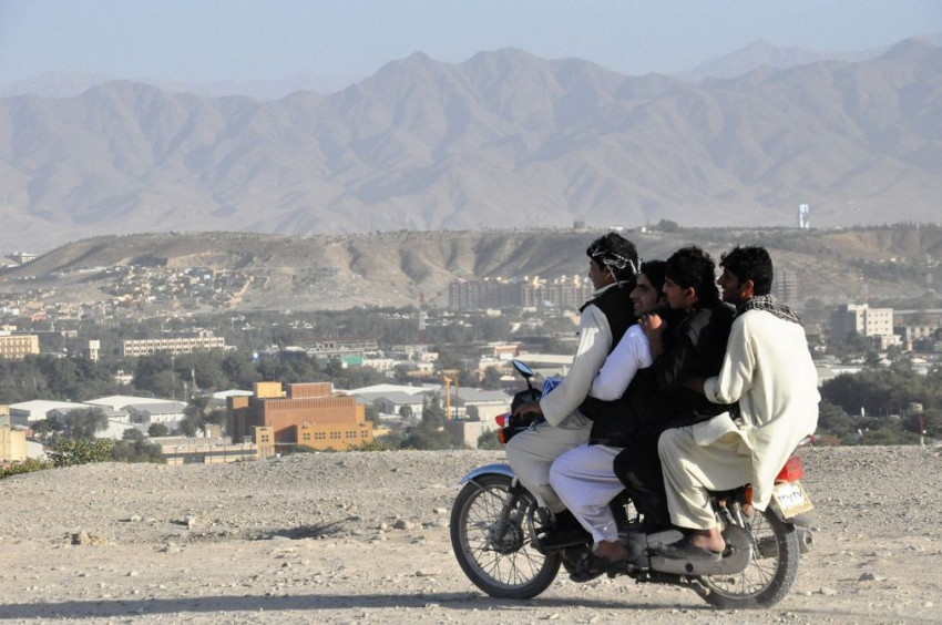 Joël van Houdt laat Afghanen zien hoe gevluchte landgenoten in het Westen leven
