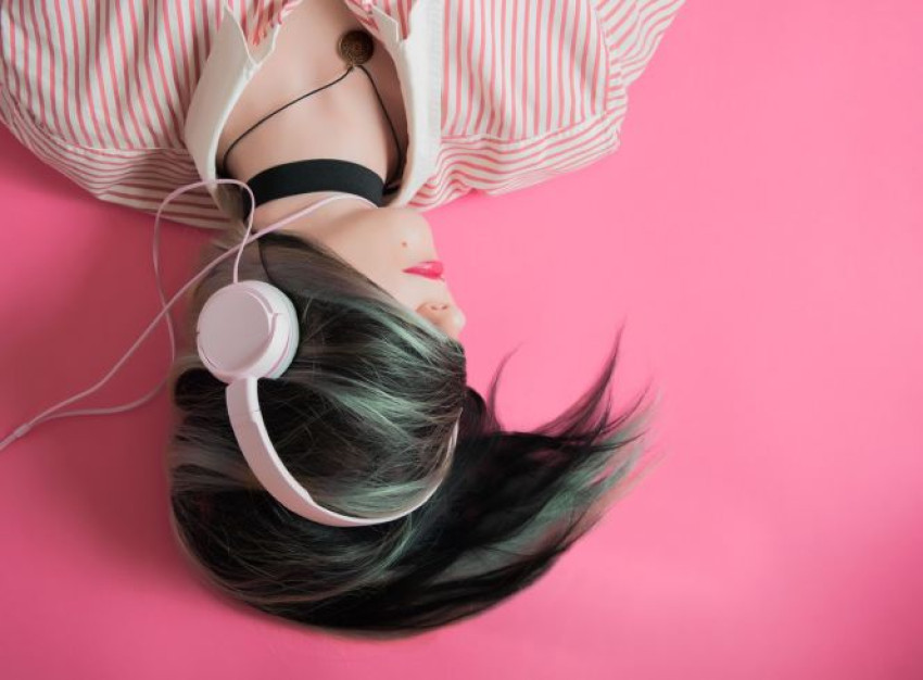 Het luisteren van inspirerende podcasts!