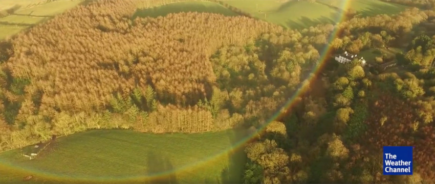 Zeldzame droneopname 360-graden regenboog