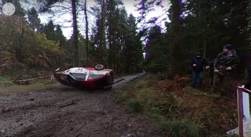 Rally-crash van dichtbij vastgelegd met 360 graden camera
