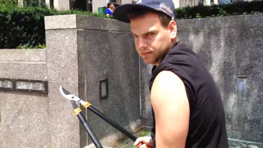 Man knipt selfie sticks doormidden in New York
