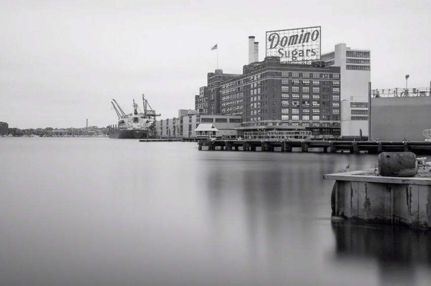 Zo verwijder je een complete hijskraan uit een foto met Photoshop